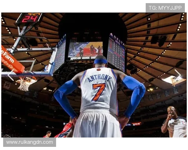 安东尼连续现身两大主场见证雷霆与尼克斯新赛季精彩揭幕